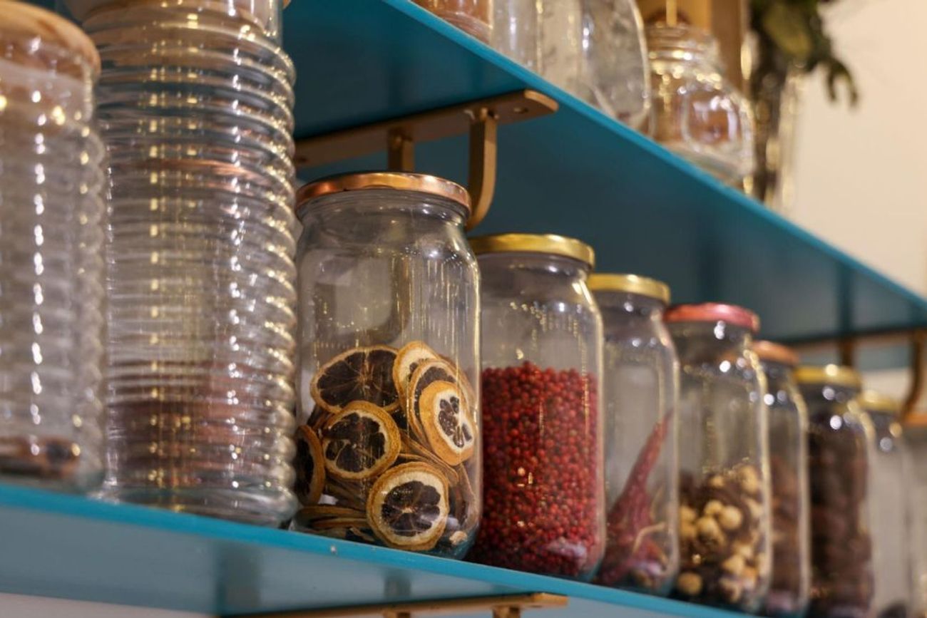 Con un poco de creatividad, los frascos de café pueden transformarse en organizadores, floreros y elementos decorativos para el hogar.
