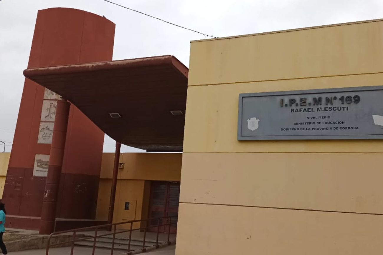 Dolor y silencio en el colegio de Agostina Vega: “Atravesamos un momento de vacío inmenso”. (LaVoz)