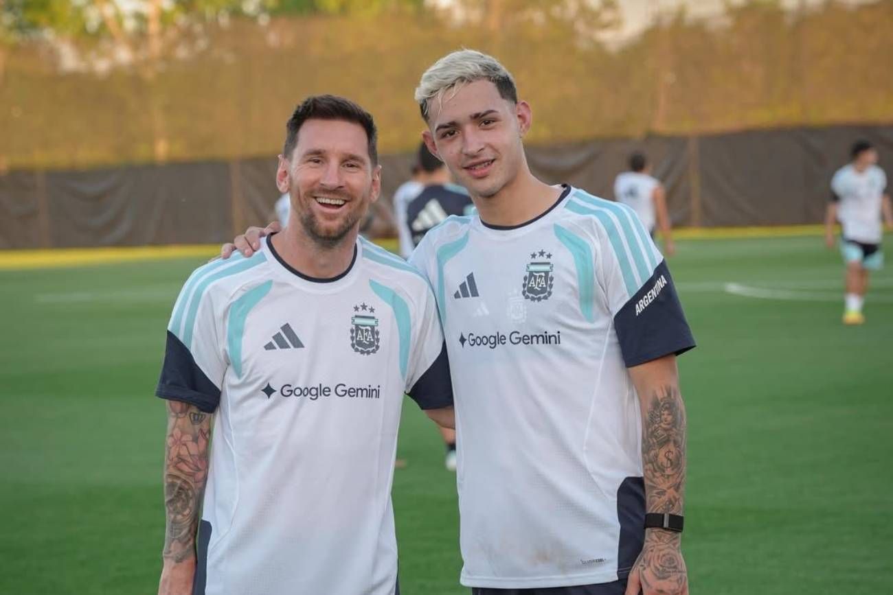 Simón Escobar junto a Lionel Messi.