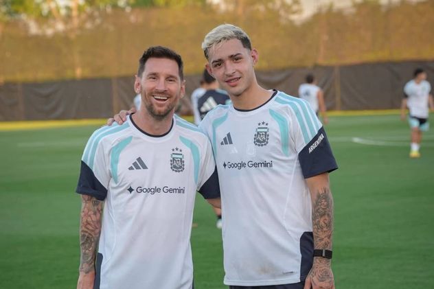 Simón Escobar junto a Lionel Messi.