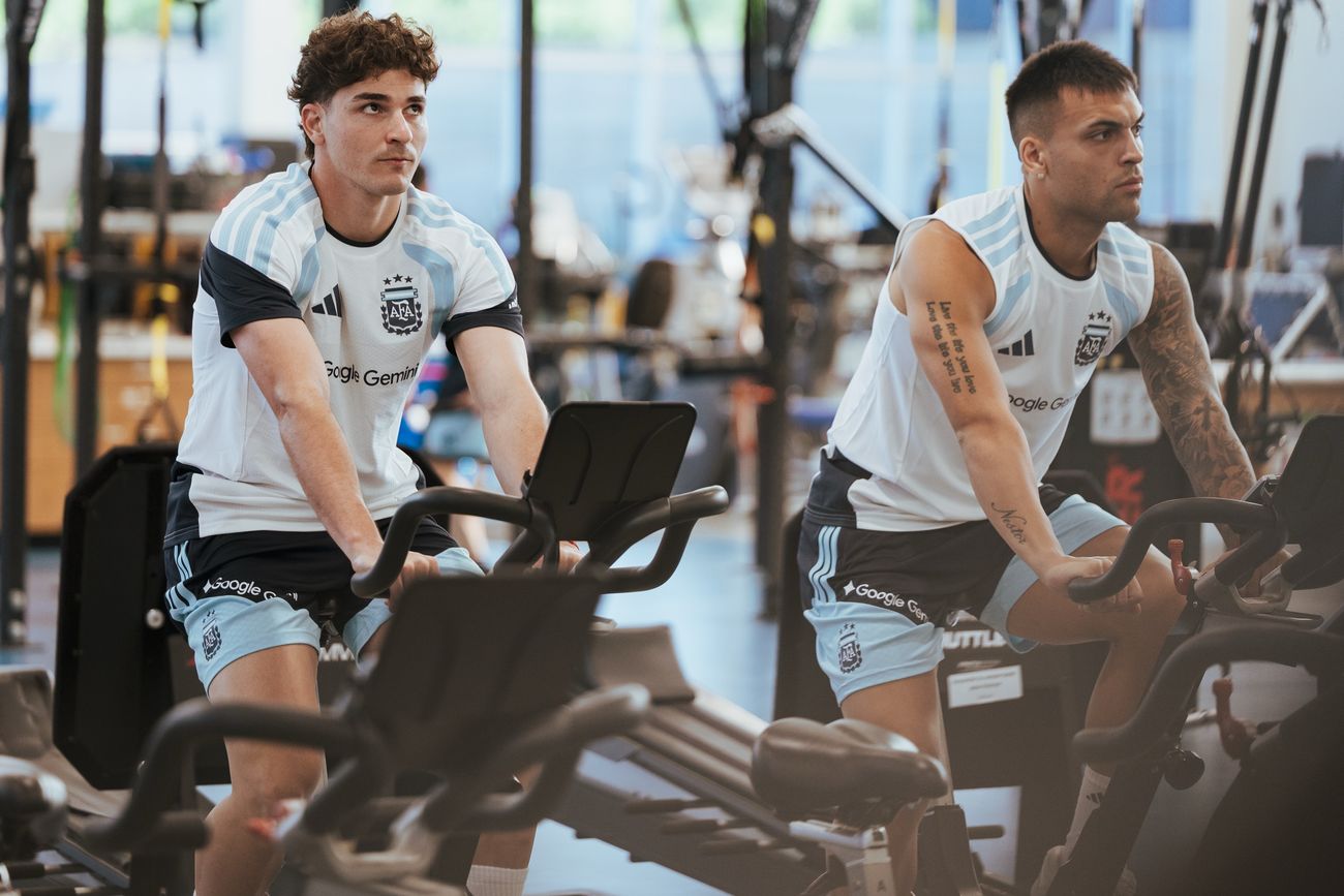 Julián Álvarez y Lautaro Martínez, con la selección argentina en Kansas.