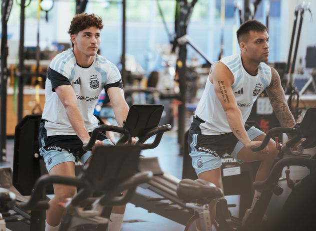 Julián Álvarez y Lautaro Martínez, con la selección argentina en Kansas.