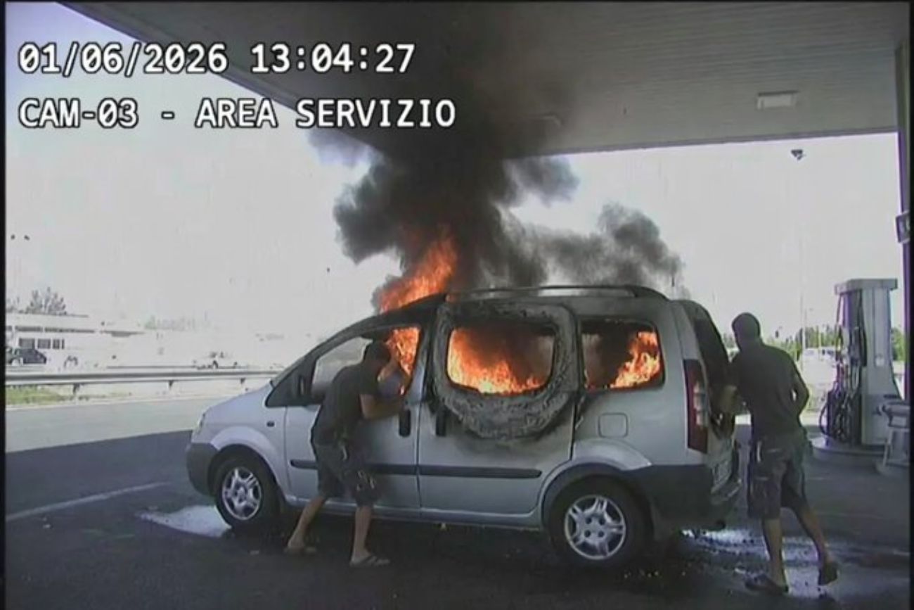 Cuatro trabajadores rurales murieron atrapados en un vehículo incendiado en Italia: hay dos detenidos.