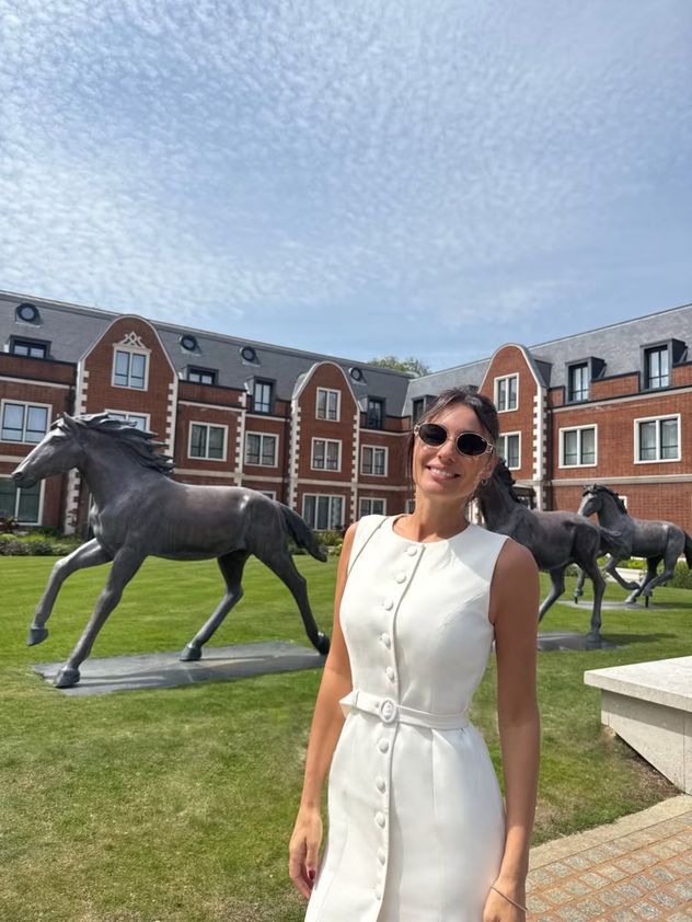 Pampita deslumbró en Londres con un look “lady chic” junto a Martín Pepa.