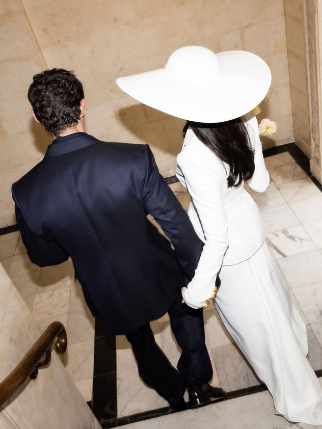 Dua Lipa compartió fotos íntimas de su casamiento con Callum Turner, tomadas por la fotógrafa Madison Phipps