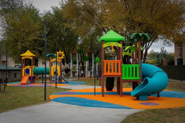 La intervención contempló la instalación de juegos infantiles modernos con criterios de accesibilidad universal, mobiliario urbano renovado y la colocación de luminarias con tecnología led para mejorar la seguridad del sector.