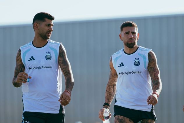 Cristian "Cuti" Romero y Nicolás Otamendi, con la selección argentina en Kansas.