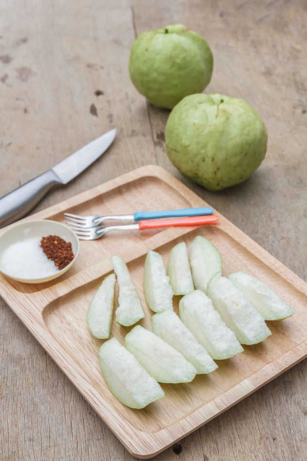 La guayaba es una fruta tropical aromática, rica en vitaminas (destacando su altísimo contenido de vitamina C), antioxidantes y fibra.