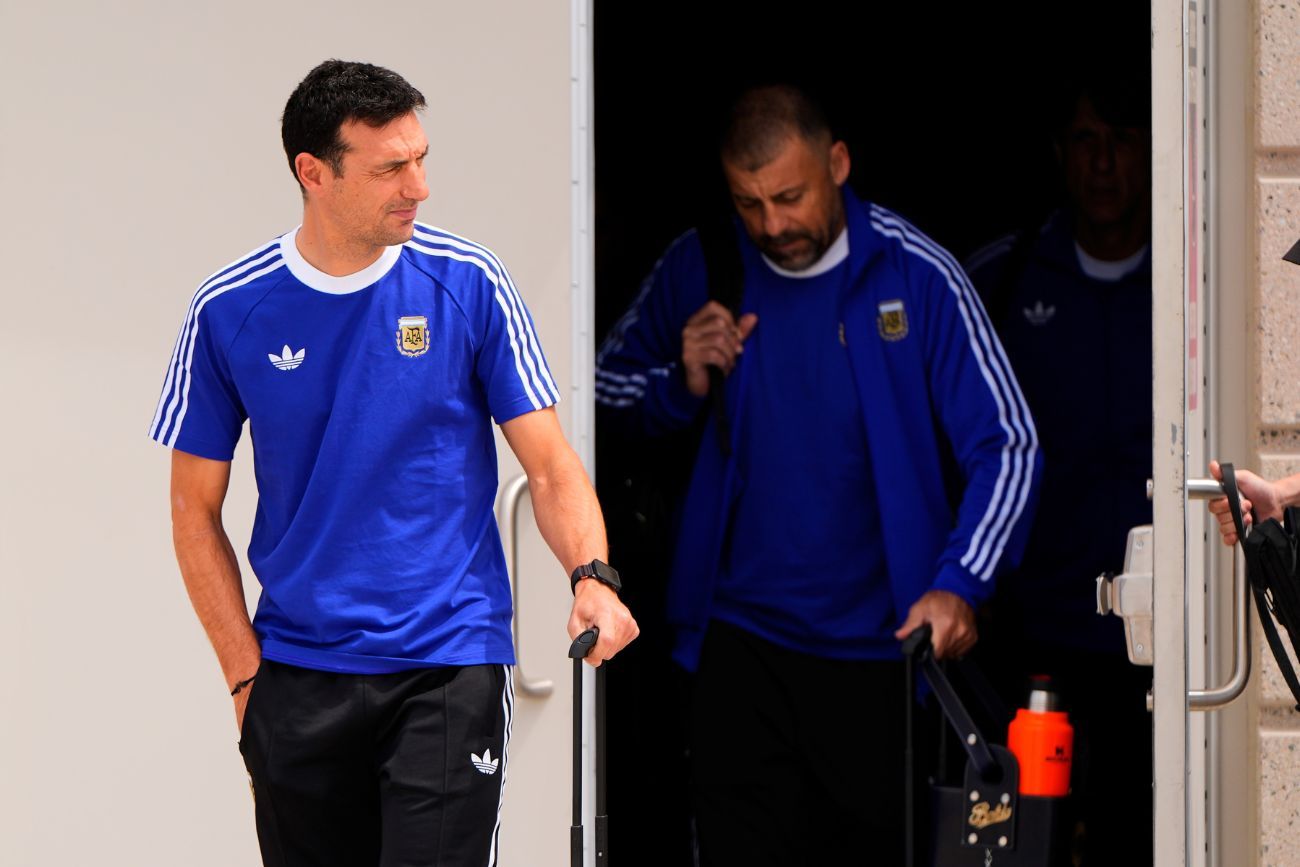 Lionel Scaloni y Walter Samuel en su arribo con la selección argentina a Kansas.
