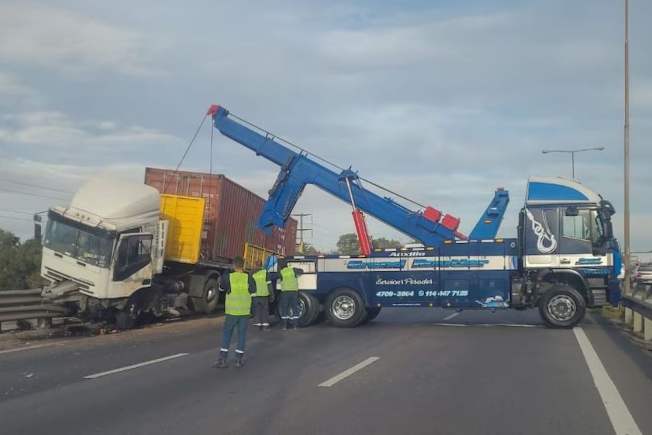 Caos en la Panamericana: un camión quedó colgado de un puente y dejó tres heridos
