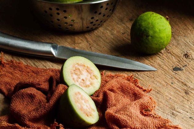 La guayaba es una fruta tropical aromática, rica en vitaminas (destacando su altísimo contenido de vitamina C), antioxidantes y fibra.