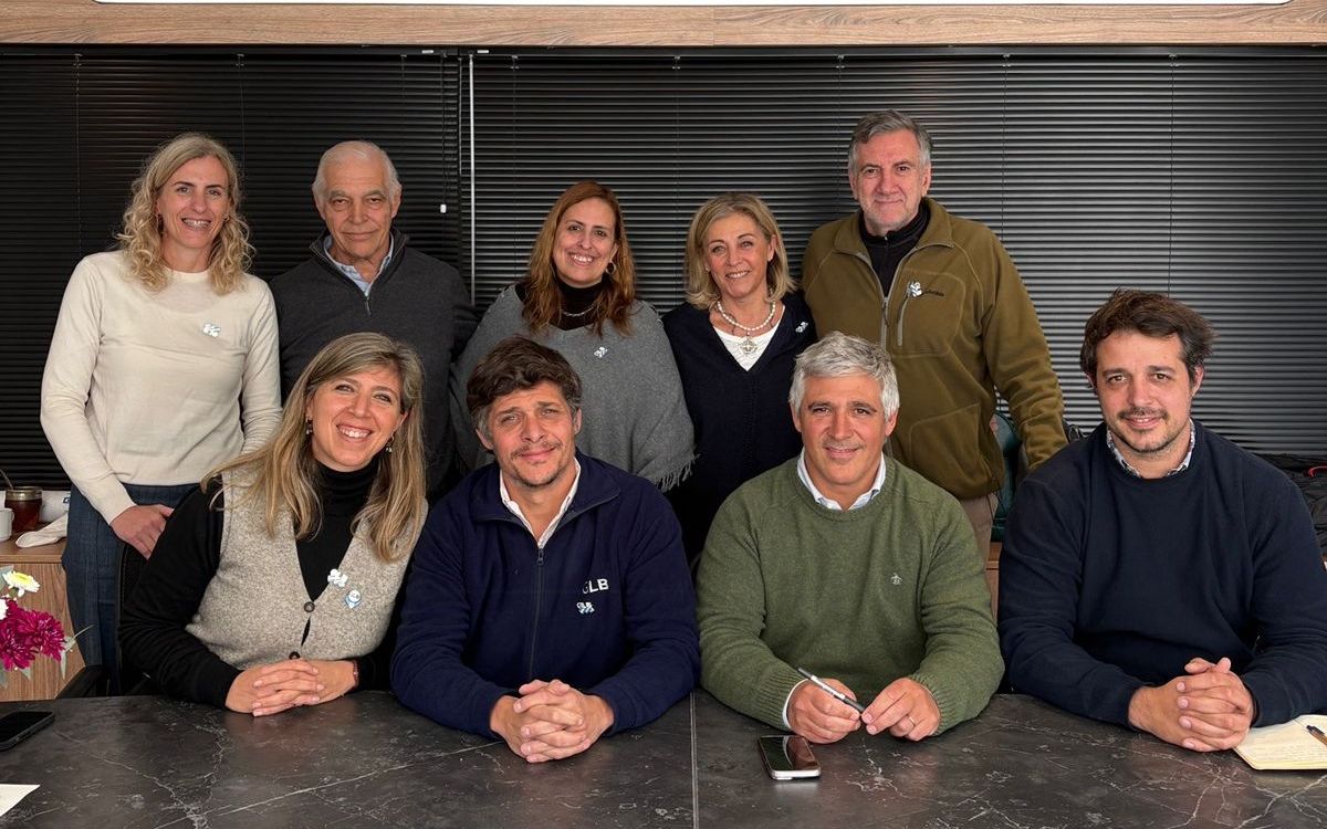 EMPRESA AGROPECURIA. La familia Mosso, integrantes del Grupo La Barraca, y los consultores, durante la firma del protocolo familiar. 