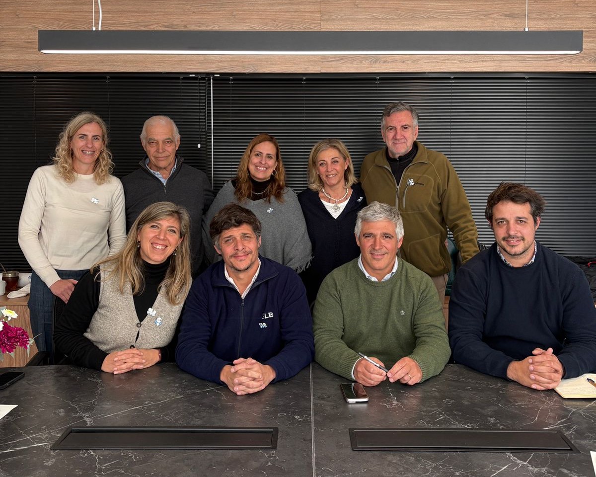 EMPRESA AGROPECURIA. La familia Mosso, integrantes del Grupo La Barraca, y los consultores, durante la firma del protocolo familiar. 