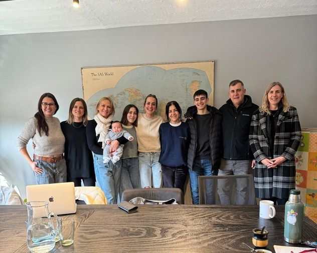 EMPRESA AGROPECUARIA. La familia Paplini, productores de papa en Villa Retiro, Córdoba, junto con la consultora Paola Grión.