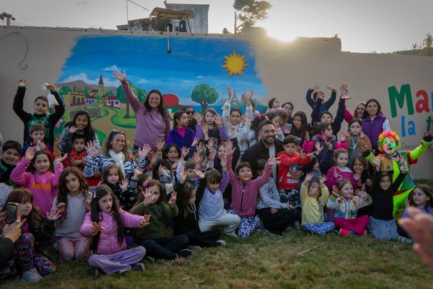 Una artista de las Sierras Chicas coordinó la pintura del mural temático junto a personas mayores para poner en valor la memoria colectiva en el predio.