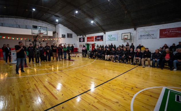 La Calera Básquet Club inauguró el piso flotante de parqué. (Gentileza)