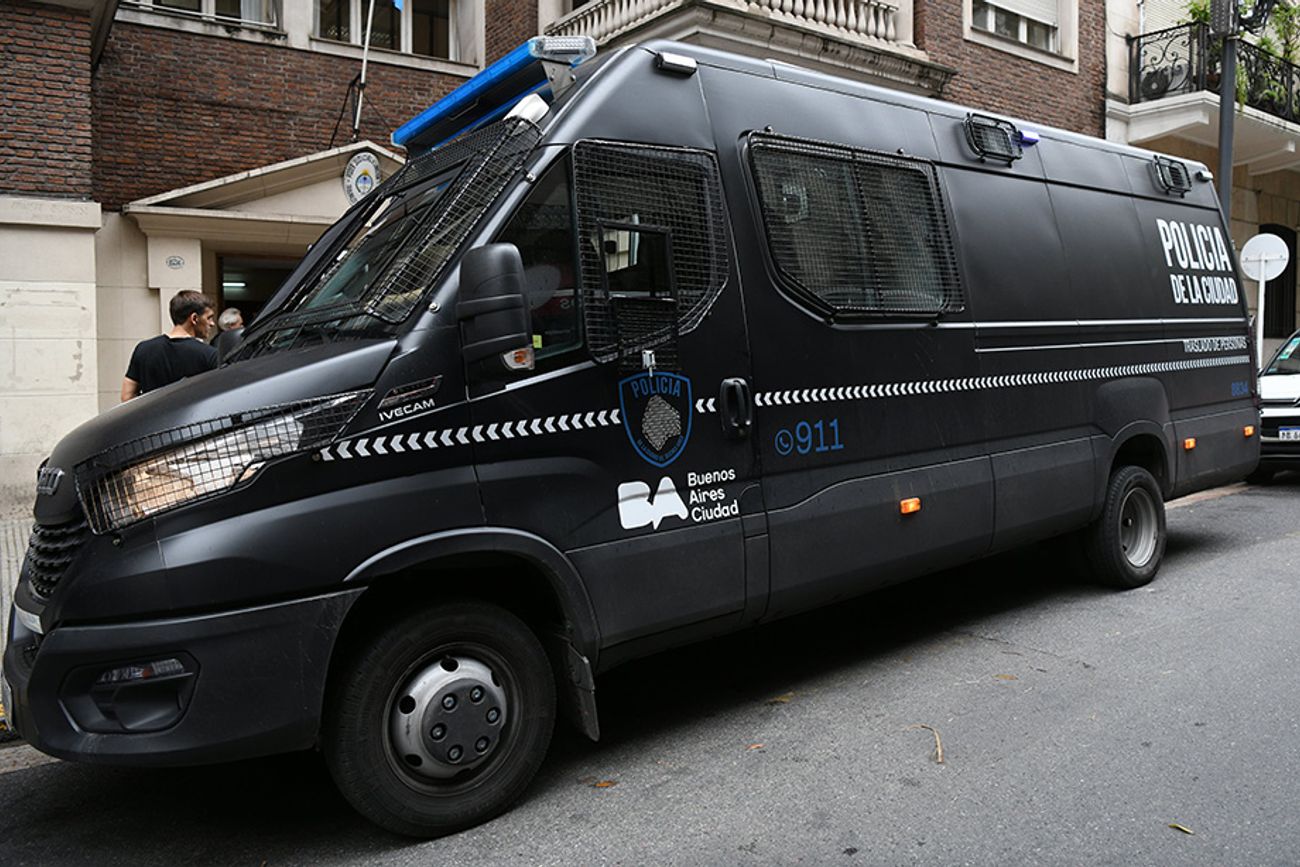 Detuvieron a un policía condenado por abusar de una compañera en una comisaría 
