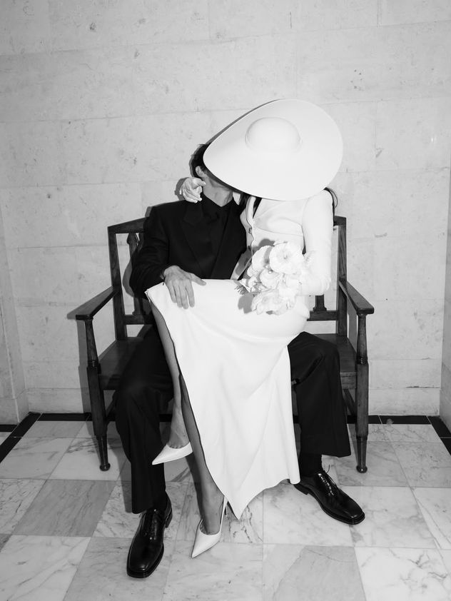 Dua Lipa compartió fotos íntimas de su casamiento con Callum Turner, tomadas por la fotógrafa Madison Phipps