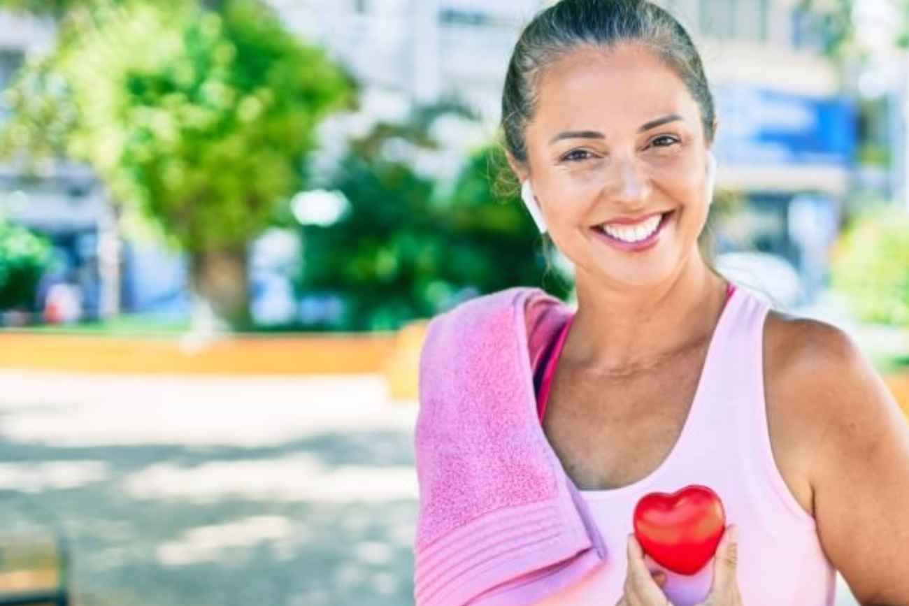 56 gramos de chocolate negro al día: el hábito que mostró beneficios para la salud cardiovascular en mujeres tras la menopausia. 