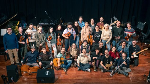 La Otra Orquesta se llena la boca de "Changooo" al finalizar el último ensayo antes del concierto de este domingo. (Gentieza/Juanjo Batolomé)
