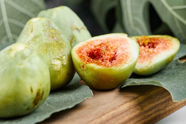 La guayaba es una fruta tropical aromática, rica en vitaminas (destacando su altísimo contenido de vitamina C), antioxidantes y fibra.