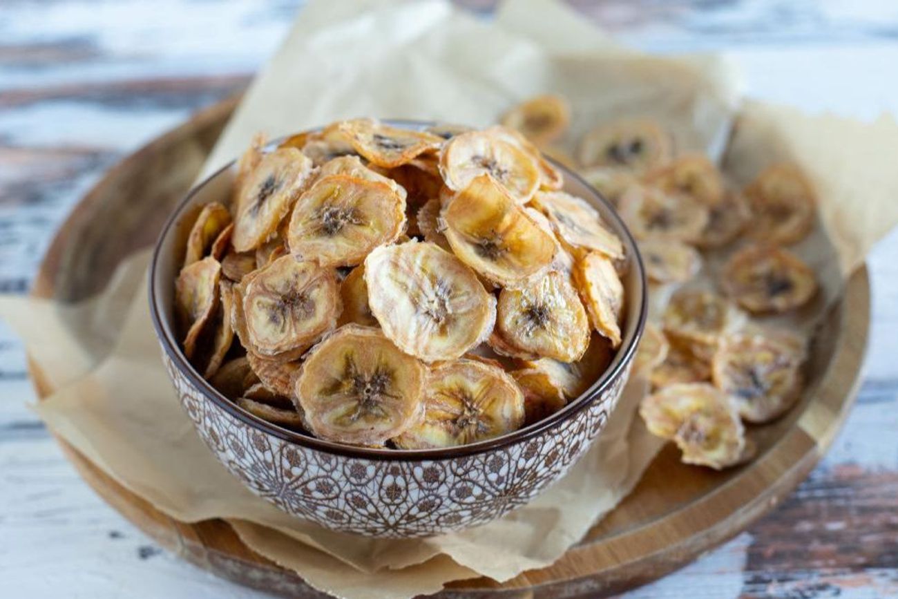 Los chips de banana caseros son fáciles de preparar, no contienen azúcares añadidos y pueden disfrutarse solos o como complemento de desayunos y meriendas.