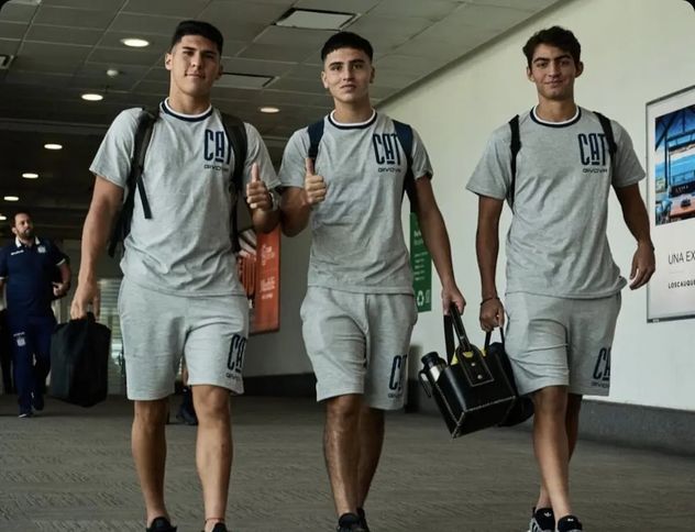 Daniel Ribera Brunn. El delantero fue convocado para integrar la delegación que viajó para juagr con Estudiantes LP. Acá con Santiago Fernández y Tomás Olmos. (Prensa Talleres)