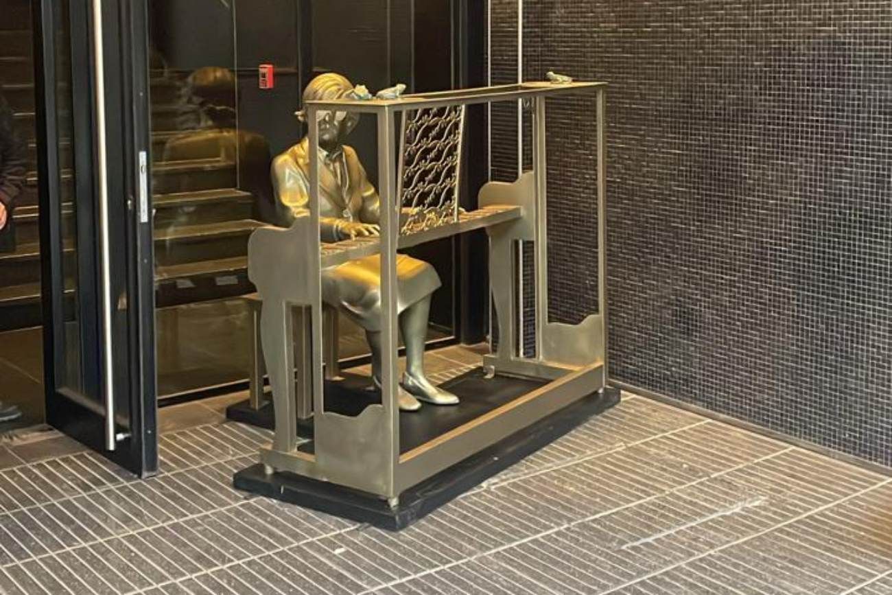 La escultura de Leonor Marzano, en el acceso del Teatro Comedia. (Gentileza Leandro Olocco)