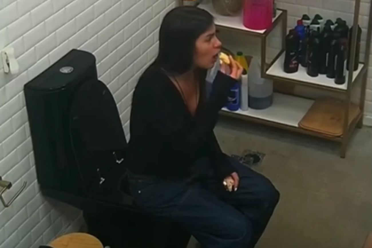 Luana Fernández robó pan y lo comió a escondidas.