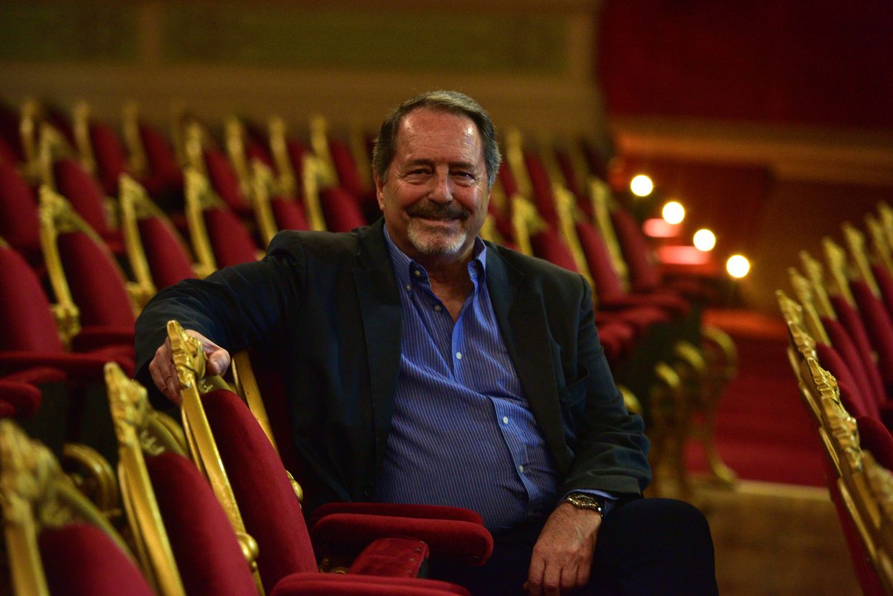 Maximiliano Olocco, en el escenario del Teatro del Libertador San Martín.