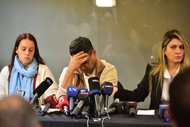 Gabriel Vega, padre de Agostina, la adolescente de 14 años asesinada en Córdoba, durante una conferencia de prensa.