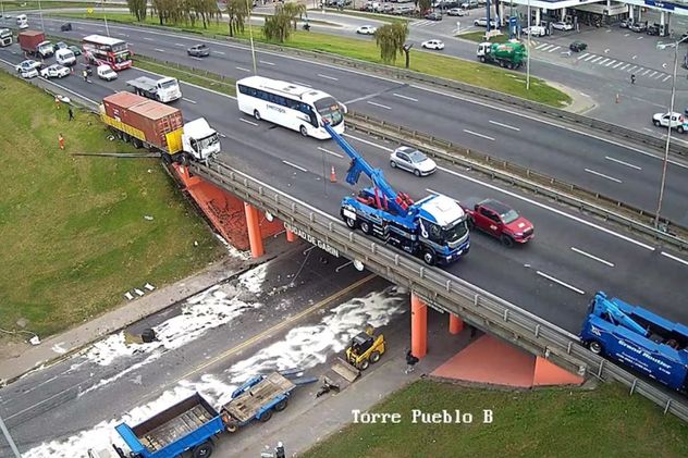 Caos en la Panamericana: un camión quedó colgado de un puente y dejó tres heridos