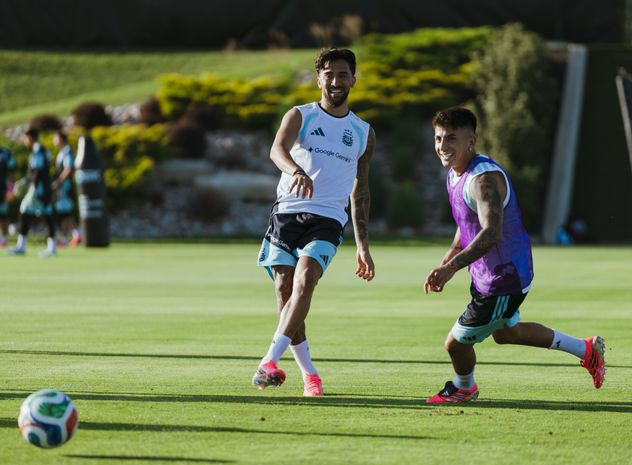 Nicolás González y Thiago Almada con la selección argentina en Kansas.