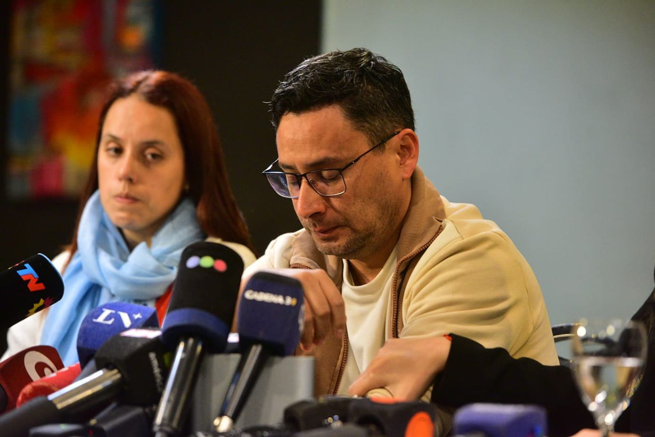 Gabriel Vega, padre de Agostina, la adolescente de 14 años asesinada en Córdoba, durante una conferencia de prensa.