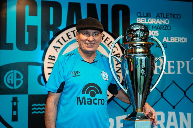 Hinchas de Belgrano en el Gigante de Alberdi con la copa del campeón del Apertura y la remera con la  estrella arriba del escudo. (Gentileza Belgrano)