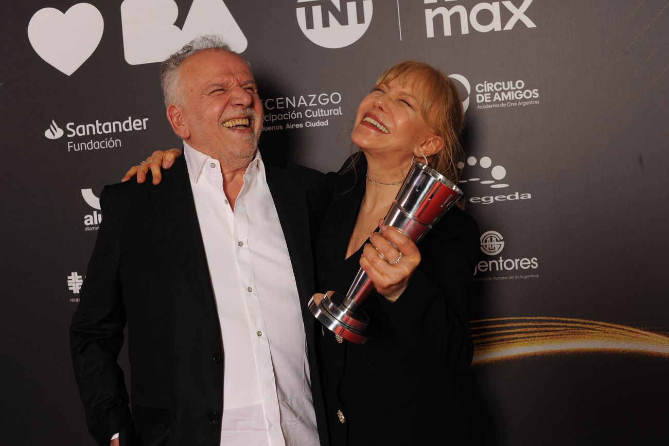 Cecilia Roth junto a Marcelo Piñeyro, quien le entregó el Premio de Honor