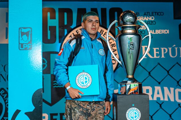 Hinchas de Belgrano en el Gigante de Alberdi con la copa del campeón del Apertura y la remera con la  estrella arriba del escudo. (Gentileza Belgrano)