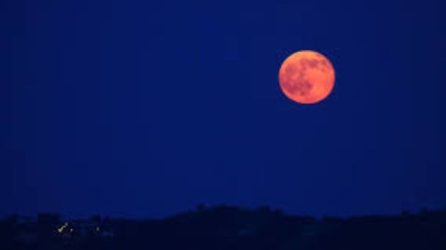 La Luna de fresa alcanzará su máximo brillo el 29 de junio y podrá observarse desde toda Argentina siempre que las condiciones meteorológicas acompañen.