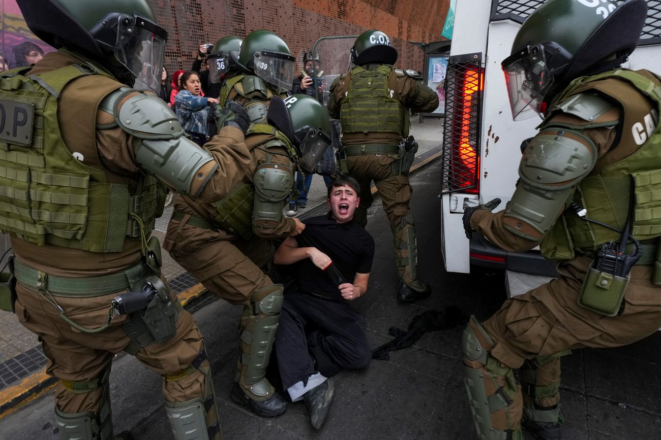 Estudiantes se enfrentan a la policía durante una protesta contra la propuesta del gobierno de reducir el presupuesto de educación, en Santiago de Chile, el miércoles 3 de junio de 2026. 