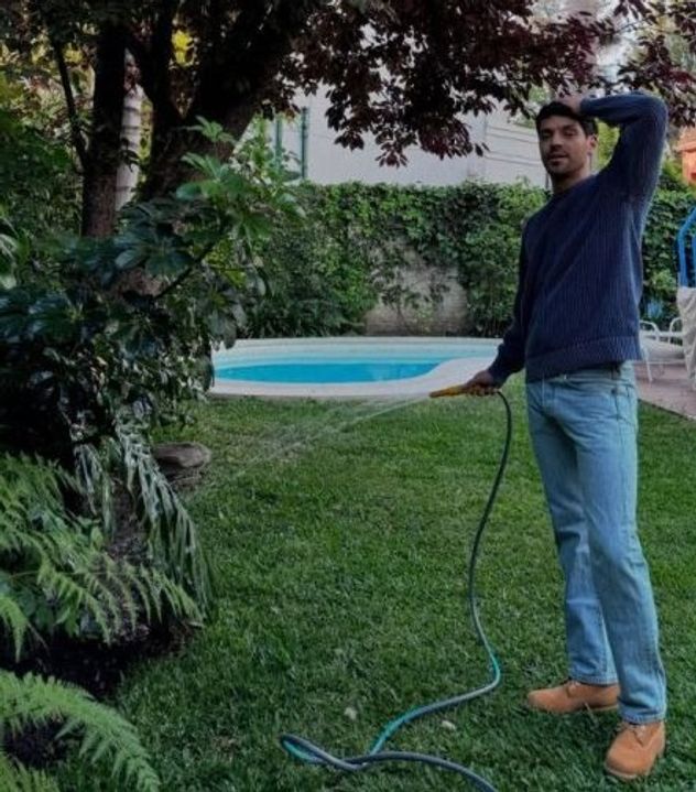Así es la casa de Violeta Urtizberea y Juan Ingaramo: ambientes luminosos, arte y naturaleza.
