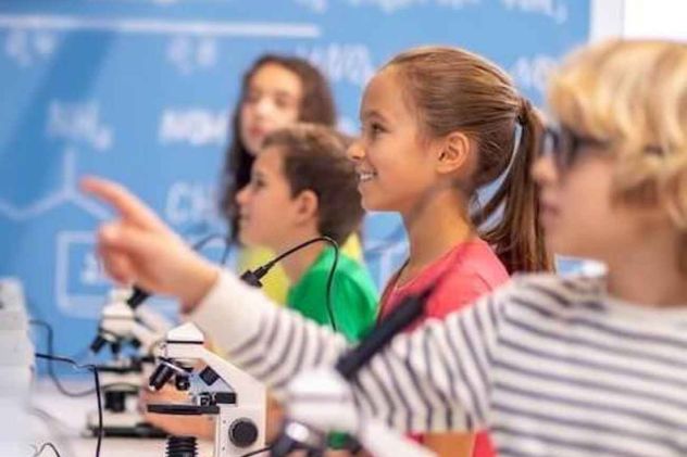 El 80% de los estudiantes usa IA al menos una vez por semana y casi la mitad reconoce emplearla directamente para resolver actividades académicas.
