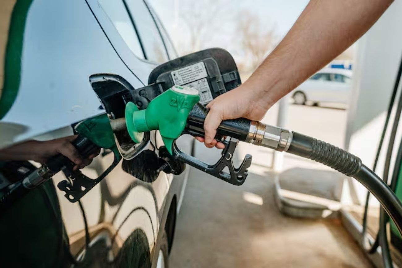 Descuentos en nafta en junio: cómo ahorrar hasta $10.000 por mes al cargar combustible.
