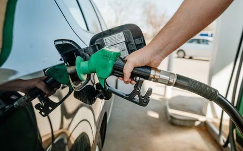 Descuentos en nafta en junio: cómo ahorrar hasta $10.000 por mes al cargar combustible.