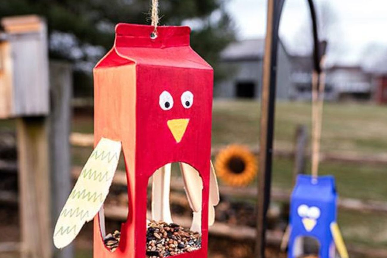 Los envases de cartón de jugo pueden reutilizarse para crear organizadores, cajas decorativas y comederos para aves, entre muchas otras opciones sustentables.