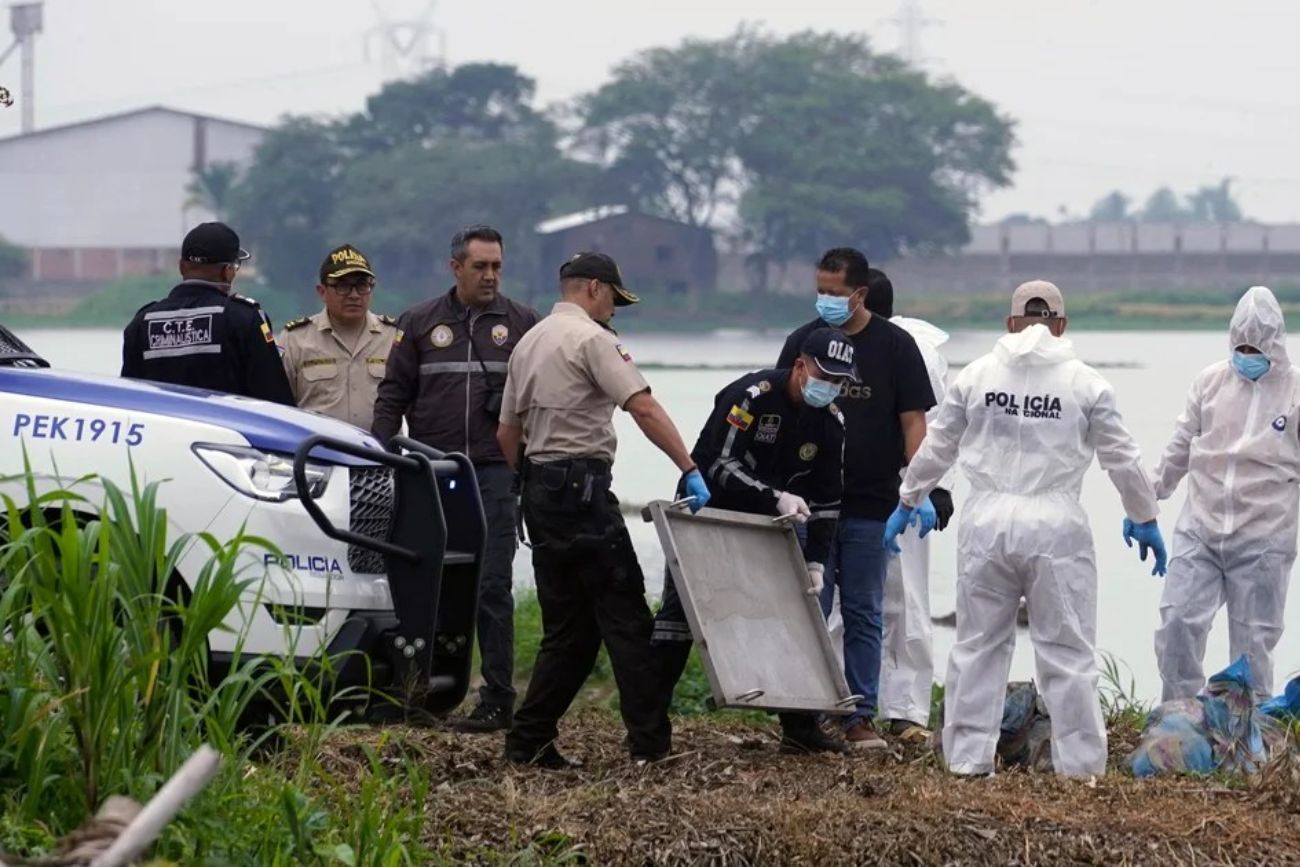Ecuador: hallaron ocho cuerpos dentro de sacos junto a un mensaje de un grupo criminal. (@NewsTongueX)