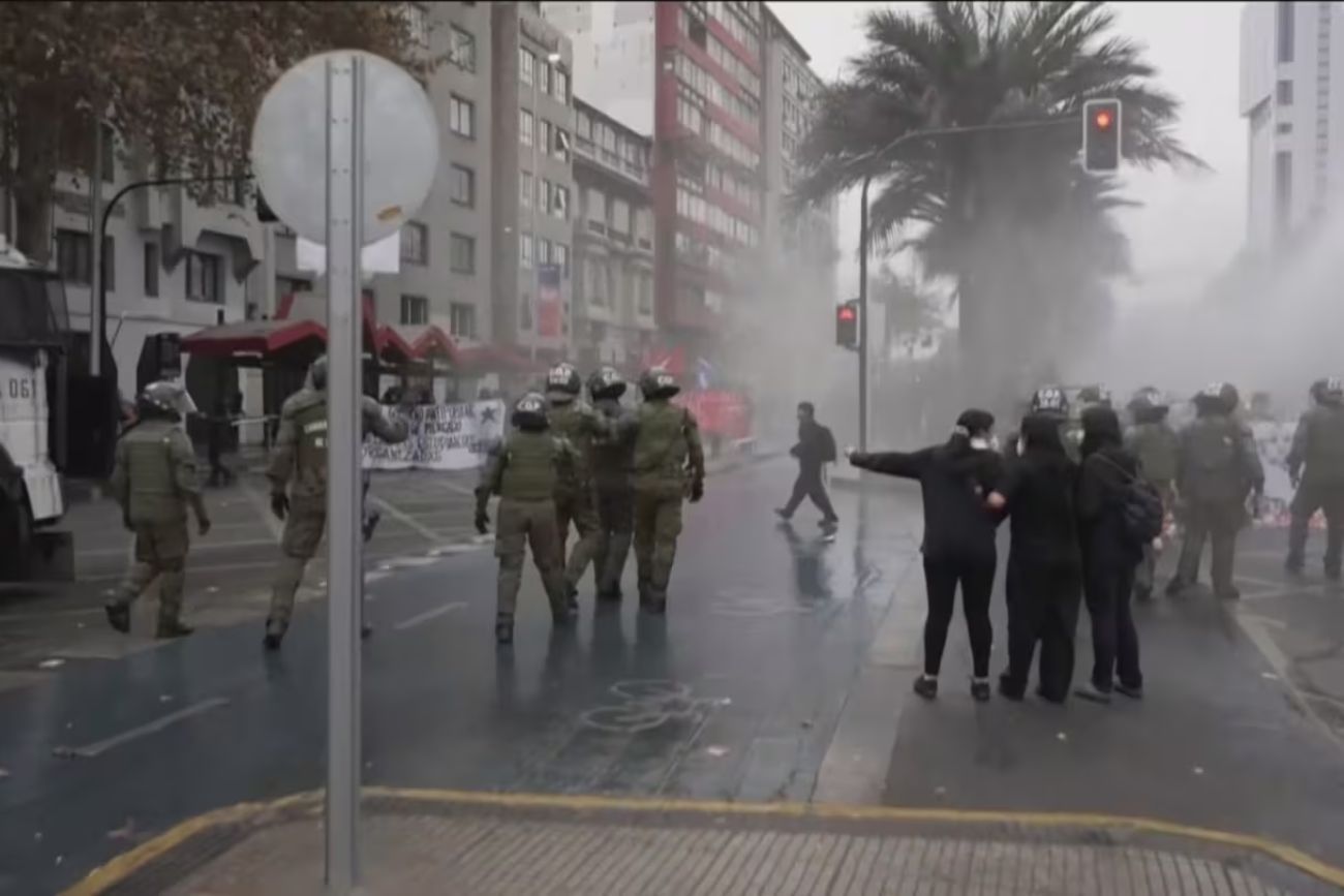 Chile: Kast recortó casi 200 mil millones en educación y estalló en una marcha universitaria 