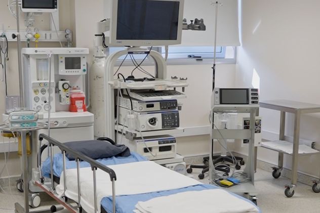 Instalaciones de última generación para la realización de endoscopías y colonoscopías con monitoreo digital constante.