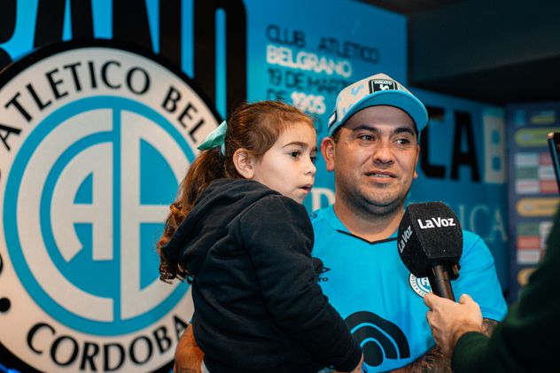 Hinchas de Belgrano en el Gigante de Alberdi con la copa del campeón del Apertura y la remera con la  estrella arriba del escudo. (Gentileza Belgrano)