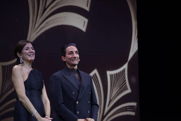 Andrea Frigerio y Juan Minujín, los conductores de la noche.