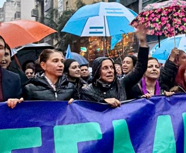 Victoria Flores y Liliana Montero, dos encumbradas funcionarias llaryoristas, que participaron de la movilización del colectivo Ni Una Menos, en la cual hubo fuertes críticas para el Poder Judicial y el poder político provincial. (Redes sociales)